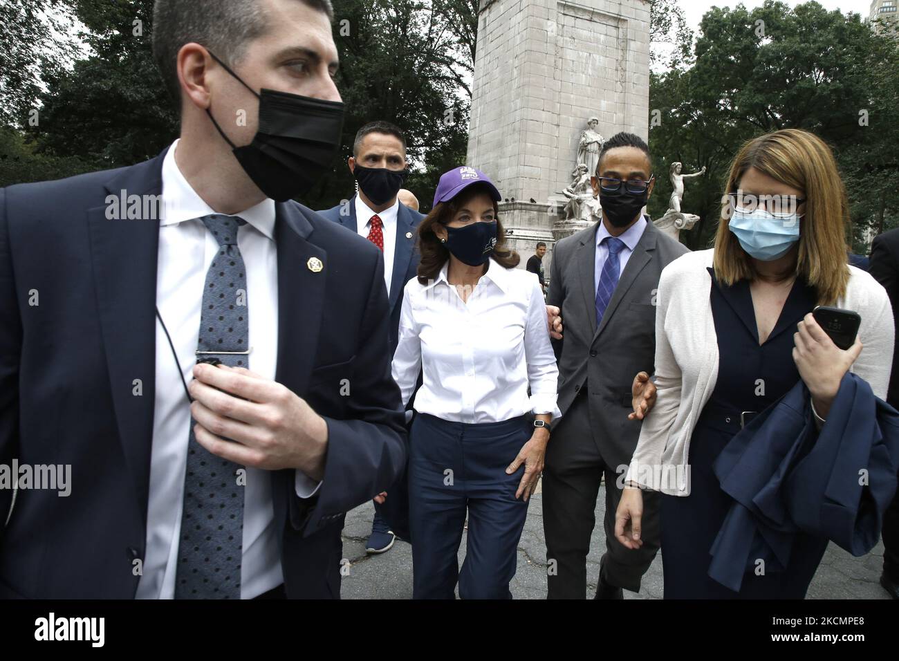 Il governatore dello Stato di New York Katherine Hochul e il governatore del tenente Brian Benjamin incontrano i membri del sindacato dei lavoratori del 32BJ a Columbus Circle per annunciare una legislazione che aumenterà i salari per i lavoratori dei servizi essenziali, il 17 settembre 2021 a New York City, USA. (Foto di John Lamparski/NurPhoto) Foto Stock