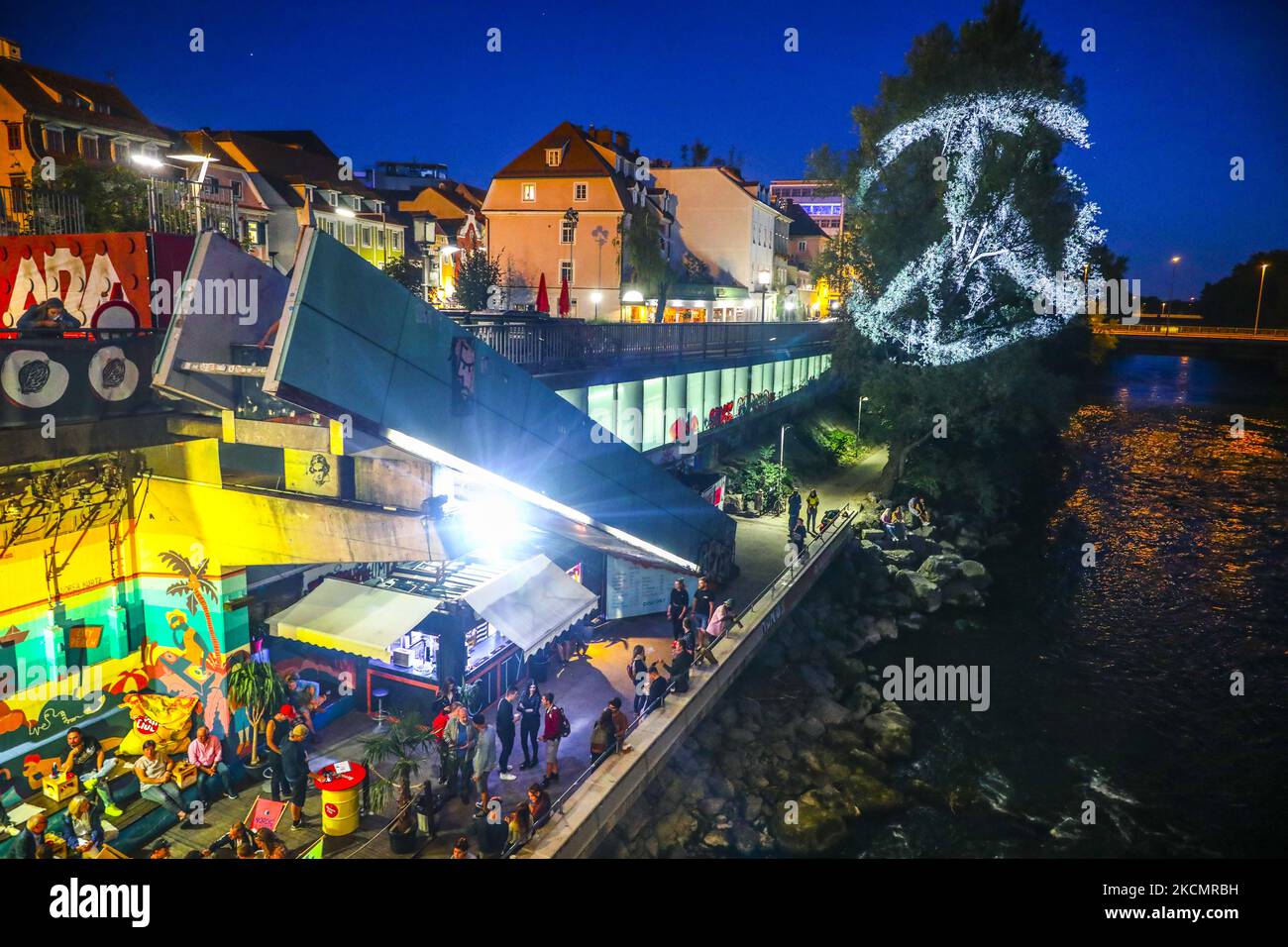 Il simbolo della pace è visto accanto a un club musicale del fiume Mur a Graz, Austria, il 10 settembre 2021. (Foto di Beata Zawrzel/NurPhoto) Foto Stock