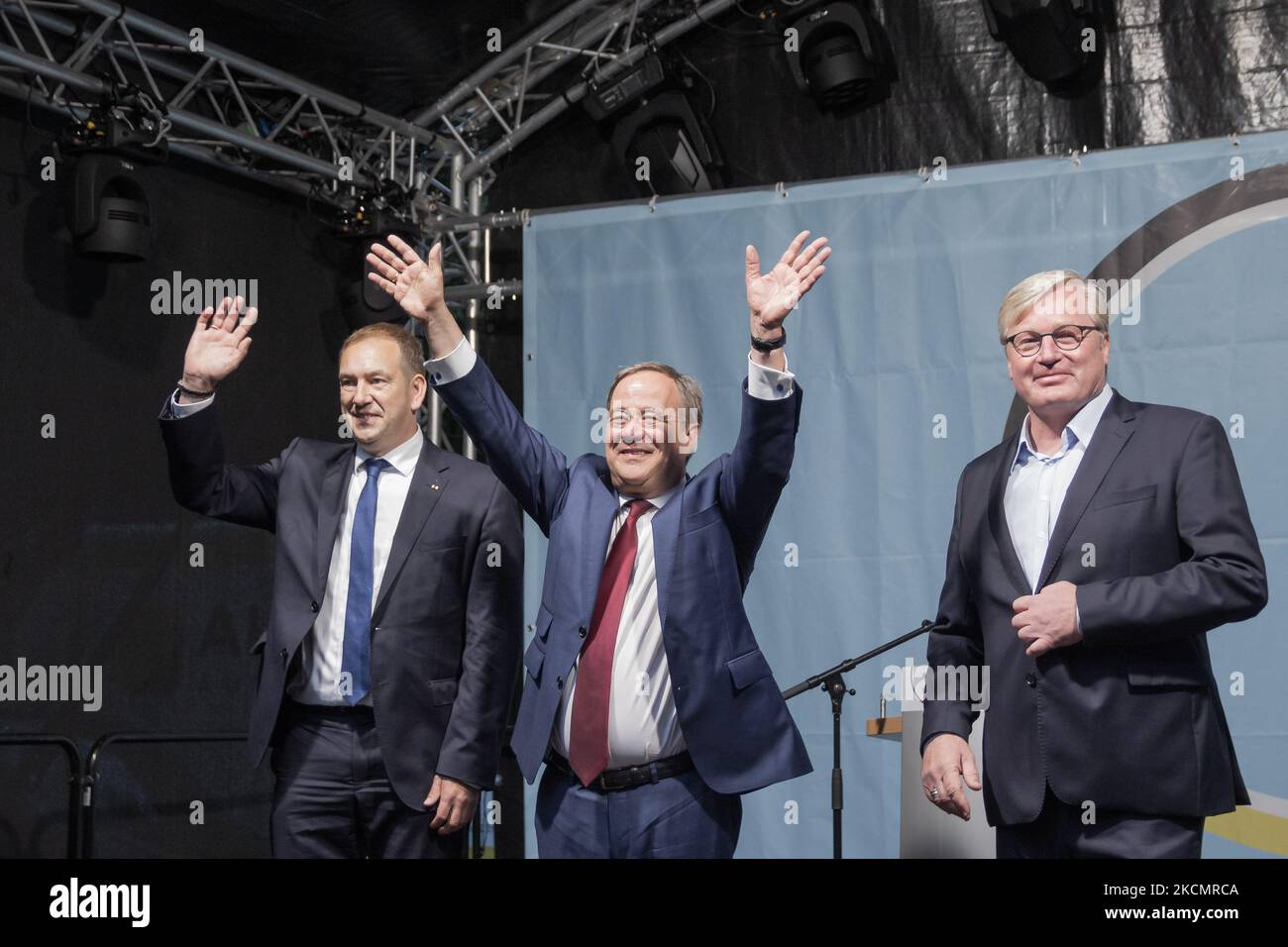 (Da sinistra a destra) Henning otto (membro del Parlamento tedesco della CDU), Armin Laschet (candidato alla CDU per il Cancelliere e Ministro Presidente della Renania settentrionale-Vestfalia) e il Dr. Bernd Althusmann (Ministro dell'economia della bassa Sassonia della CDU) Gesti durante la campagna CDU per le elezioni parlamentari nella birreria all'aperto dello Stadtpalais il 16 settembre 2021 a celle, in Germania. (Foto di Peter Niedung/NurPhoto) Foto Stock