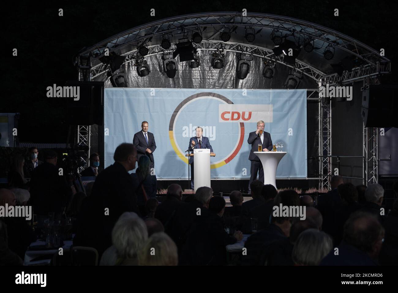 (Da sinistra a destra) Henning otto (membro del Parlamento tedesco della CDU), Armin Laschet (candidato alla CDU per il Cancelliere e Ministro Presidente della Renania settentrionale-Vestfalia) e il Dr. Bernd Althusmann (Ministro dell'economia della bassa Sassonia della CDU) Guarda durante l'evento della campagna CDU per le elezioni parlamentari nella birreria all'aperto dello Stadtpalais il 16 settembre 2021 a celle, in Germania. (Foto di Peter Niedung/NurPhoto) Foto Stock