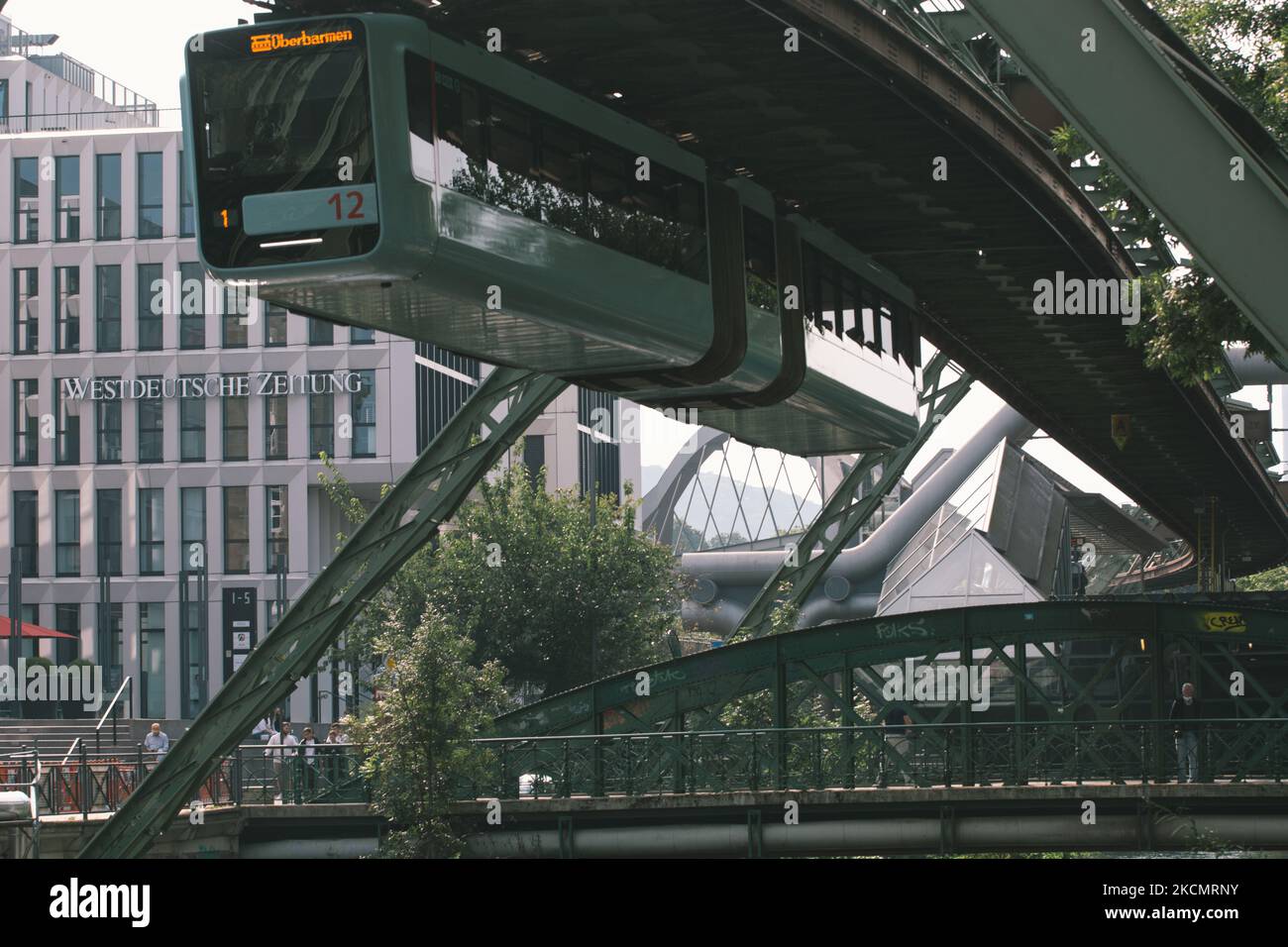 Una Schwebahn corre a Wuppertal, Germania il 18 settembre 2021 (Photo by Ying Tang/NurPhoto) Foto Stock