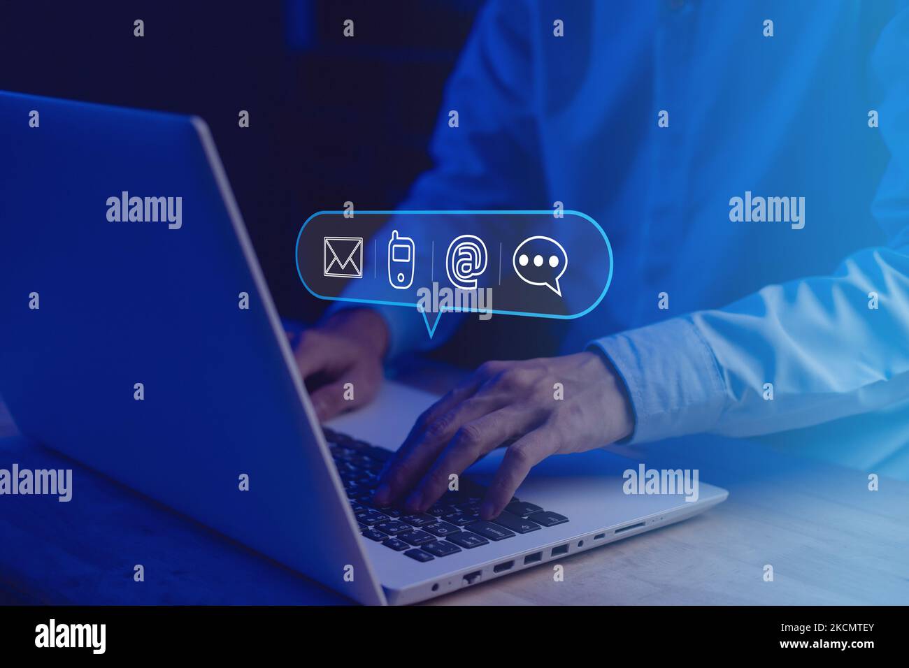 Uomo d'affari che usa il notebook (laptop). Contattaci o Assistenza clienti connessione tramite hotline (e-mail, chiamata, chat, messaggi) Foto Stock