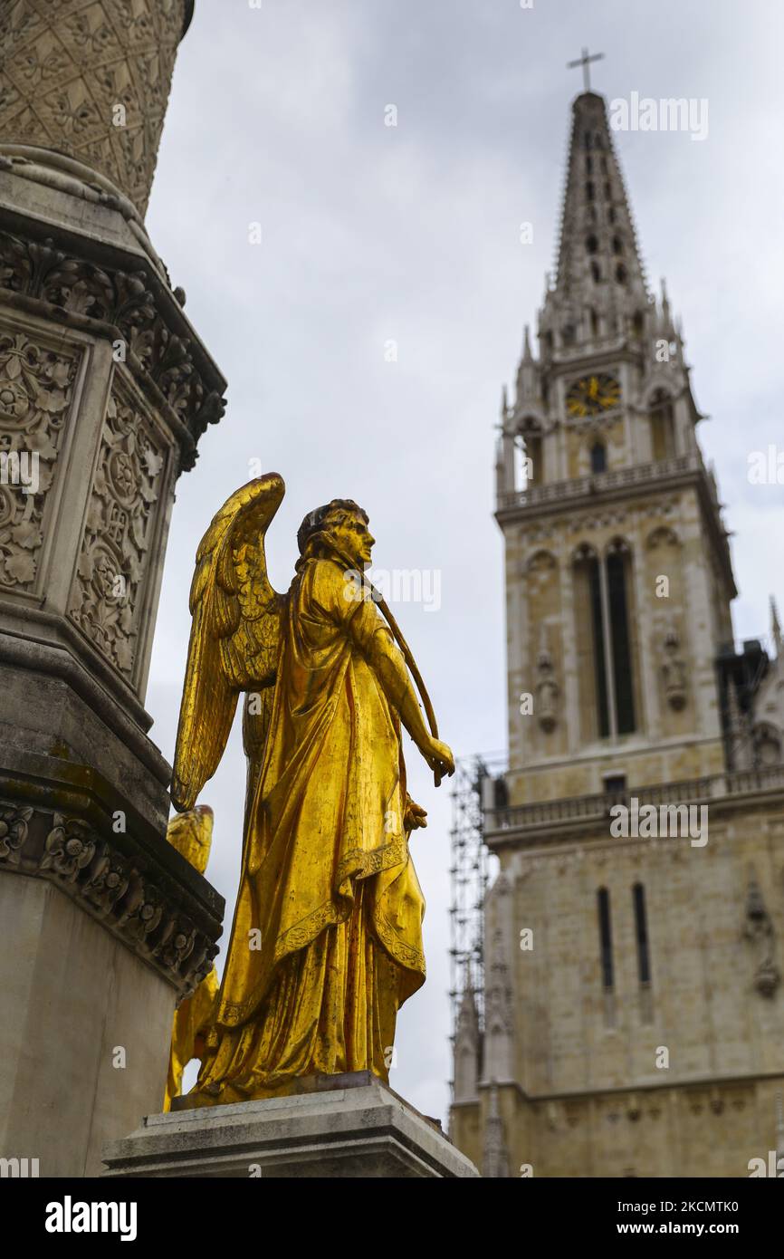 Una statua d'angelo d'oro sulla fontana di fronte alla Cattedrale dell'Assunzione della Beata Vergine Maria a Zagabria, Croazia, il 16 settembre 2021. (Foto di Beata Zawrzel/NurPhoto) Foto Stock