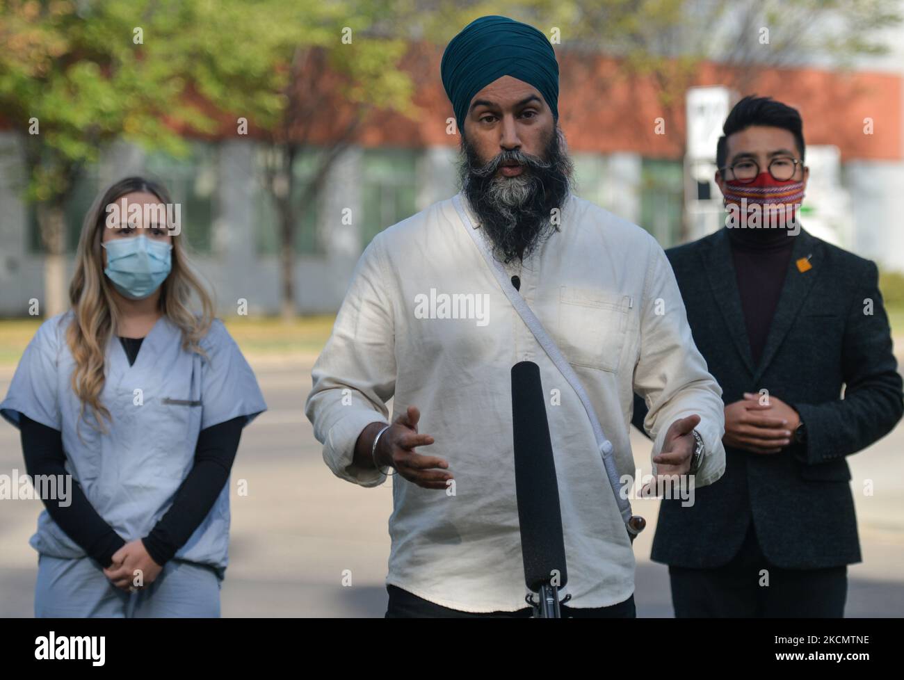 Jagmeet Singh, leader del New Democratic Party, si rivolge ai media nei pressi dell'East Edmonton Health Centre mentre incontra gli operatori sanitari durante la campagna odierna a Edmonton. Sabato, 18 settembre 2021, a Edmonton, Alberta, Canada. (Foto di Artur Widak/NurPhoto) Foto Stock