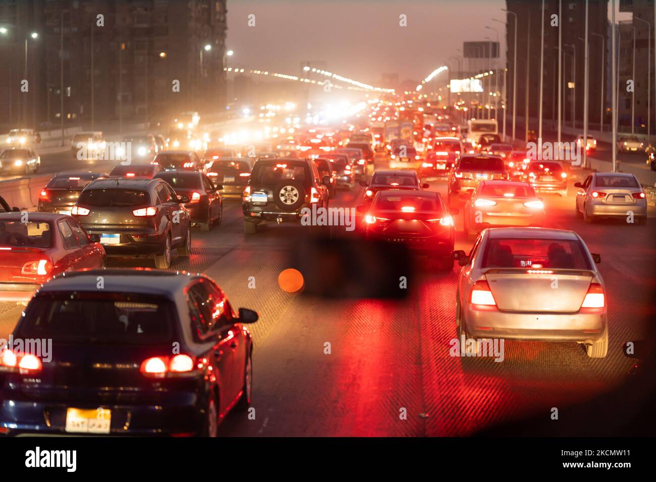 Foto con movimento del traffico notturno del Cairo Foto Stock
