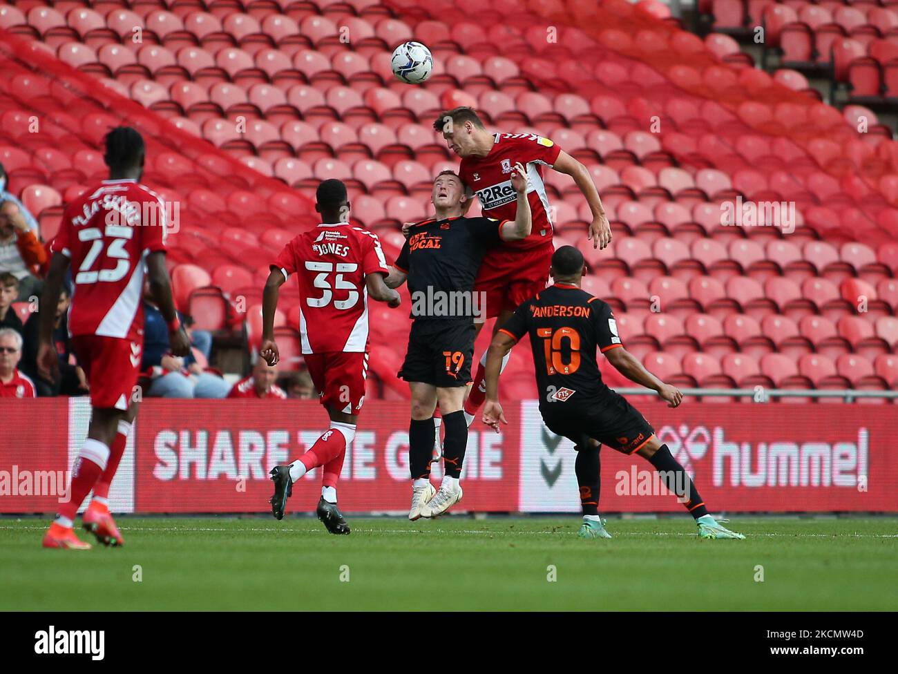 Il Middlesbrough's Dael Fry supera il Blackpool's Shayne Lavy durante la partita del campionato Sky Bet tra Middlesbrough e Blackpool al Riverside Stadium di Middlesbrough sabato 18th settembre 2021. (Foto di Michael driver/MI News/NurPhoto) Foto Stock