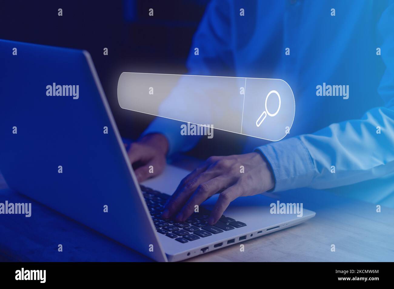 Tecnologia dei motori di ricerca. Businessman touch cerca le informazioni sui dati con ologramma della barra di ricerca vuota con notebook (laptop) per cercare informazioni Foto Stock