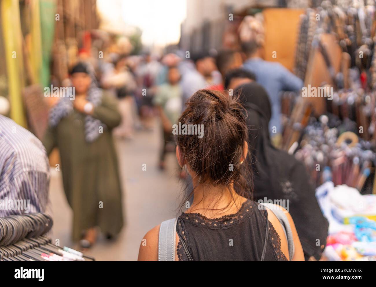 Donna che cammina lungo un mercato di strada in Egitto Foto Stock