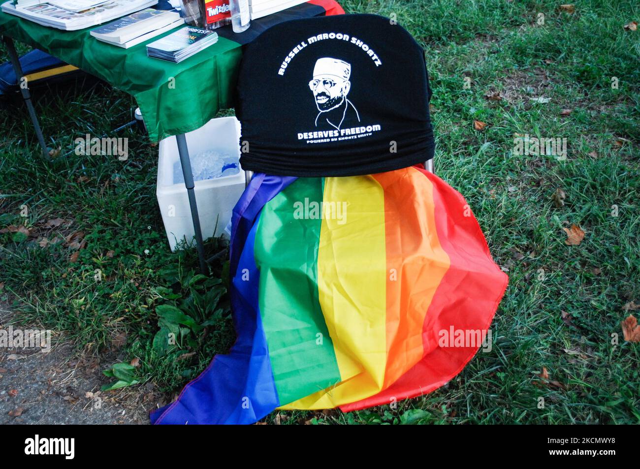 Una bandiera LGBTQA si trova su una sedia vicino ad un tavolo informativo a Tubman Park tenuto in luogo da una T-Shirt che sostiene la liberazione del prigioniero politico Russel Maroon Shortz durante un raduno nella sezione Germantown di Filadelfia, PA, il 18 settembre 2021. (Foto di Cory Clark/NurPhoto) Foto Stock