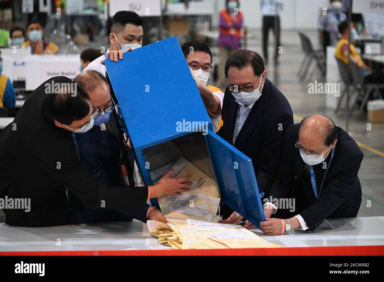 A sinistra, il Segretario per gli Affari costituzionali e continentali di Hong Kong, a destra, Barnabus Fung, Presidente della Commissione per gli Affari elettorali, versando insieme i voti dalla votazione prima di contare i voti a Hong Kong, 19 settembre 2021. Oggi Hong Kong ha tenuto la sua sottosezione del comitato elettorale di Hong Kong elezioni ordinarie, le prime elezioni dopo che la cina ha annunciato cambiamenti radicali al sistema elettorale. (Foto di Vernon Yuen/NurPhoto) Foto Stock