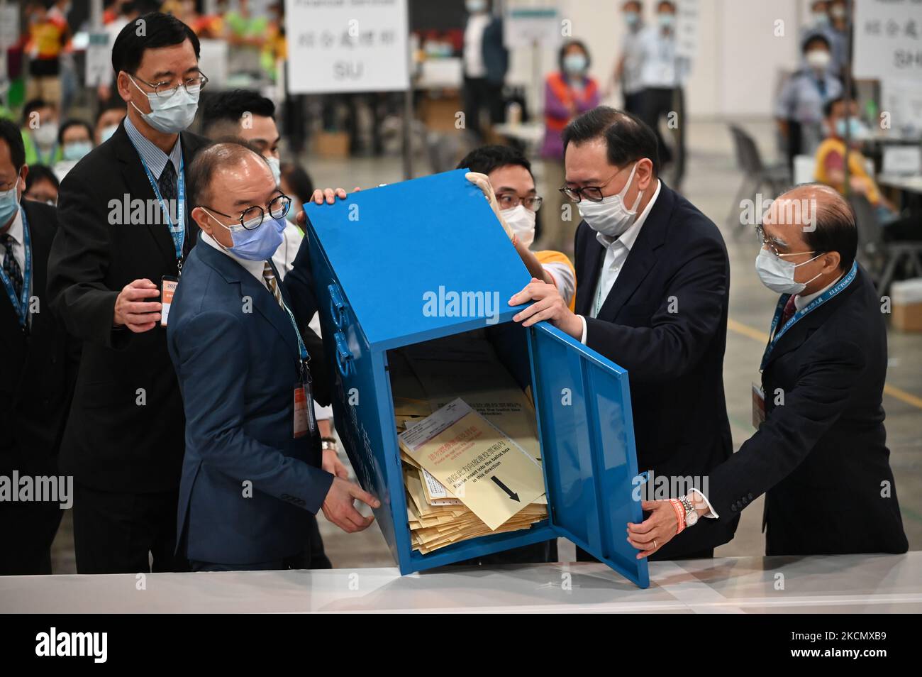 A sinistra, il Segretario per gli Affari costituzionali e continentali di Hong Kong, a destra, Barnabus Fung, Presidente della Commissione per gli Affari elettorali, versando insieme i voti dalla votazione prima di contare i voti a Hong Kong, 19 settembre 2021. Oggi Hong Kong ha tenuto la sua sottosezione del comitato elettorale di Hong Kong elezioni ordinarie, le prime elezioni dopo che la cina ha annunciato cambiamenti radicali al sistema elettorale. (Foto di Vernon Yuen/NurPhoto) Foto Stock