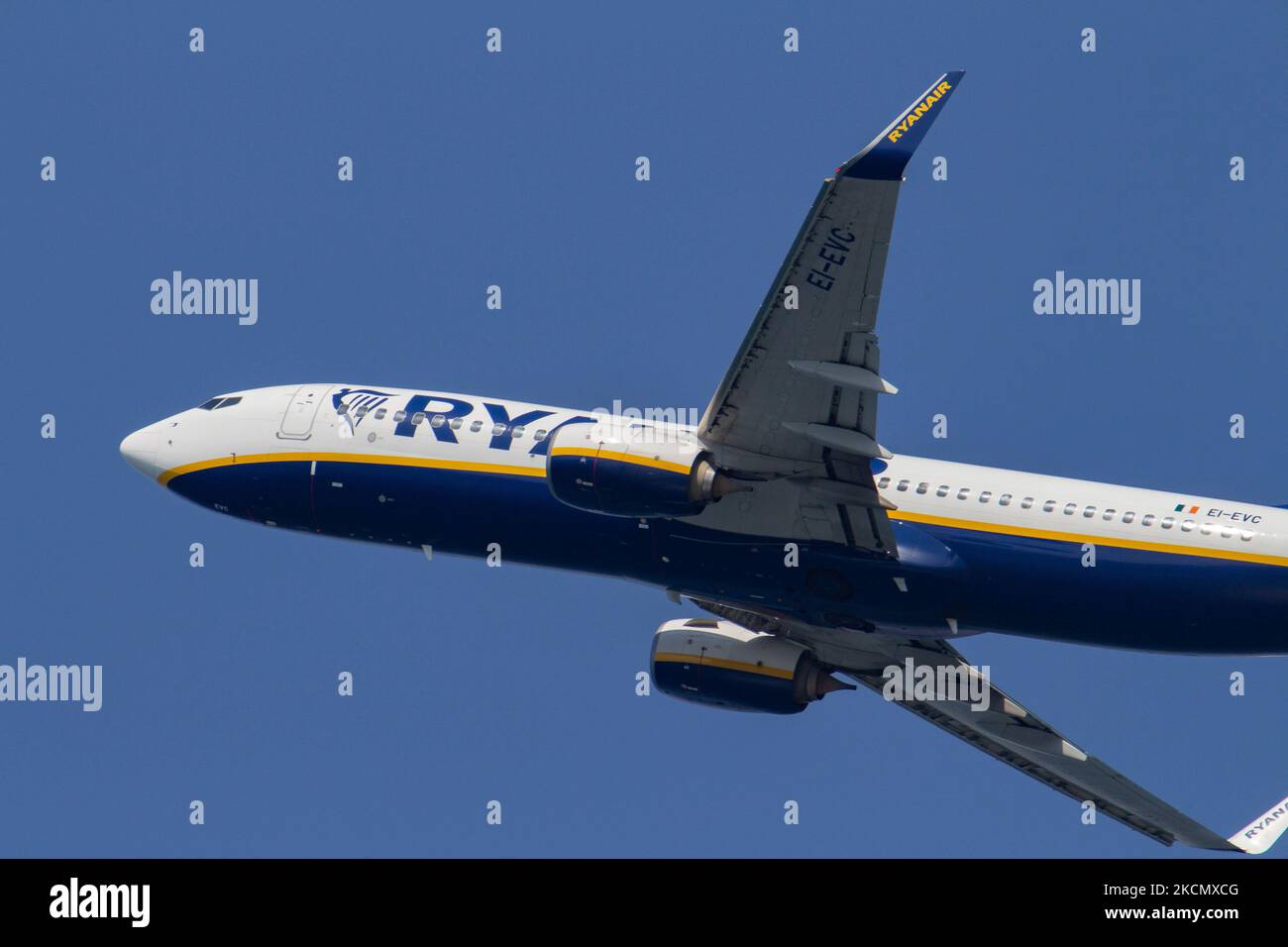 Ryanair low cost Boeing 737-800 velivolo visto in partenza e in volo dalla città greca di Salonicco, dall'aeroporto internazionale di Makedonia SKG LGTS. L'aereo a reazione della compagnia aerea irlandese di bilancio ha la registrazione EI-EVC. Il traffico passeggeri è diminuito a causa della pandemia di Coronavirus del Covid-19 che ha colpito l'industria del turismo e dell'aviazione. Il traffico mondiale di passeggeri è diminuito a causa delle restrizioni di viaggio e delle misure di sicurezza come blocchi, quarantena, test rapidi e pcr ecc a causa della pandemia di Coronavirus Covid-19 che ha colpito duramente l'industria aeronautica. Foto Stock