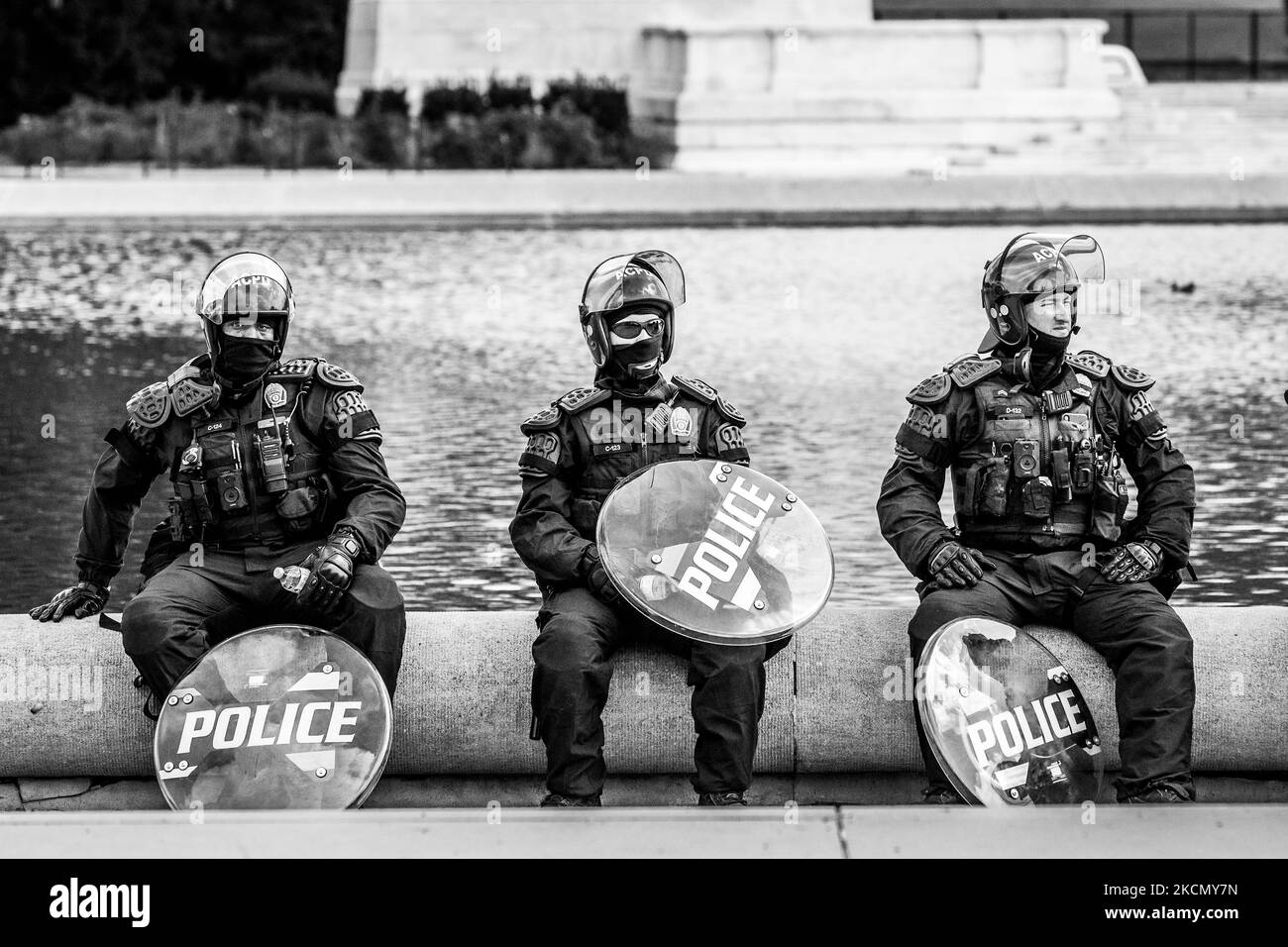 Gli ufficiali della polizia della contea di Arlington in equipaggiamento antisommossa si riposano in una giornata calda durante il rally Justice for J6 ospitato da Look Ahead America al Campidoglio degli Stati Uniti. Arlington è una delle molte giurisdizioni che stanno contribuendo il personale per proteggere il Campidoglio in base agli accordi di assistenza reciproca con la polizia del Campidoglio. Lo scopo del raduno è quello di protestare contro la detenzione di ciò che erroneamente sostengono essere prigionieri politici - manifestanti non violenti accusati di crimini commessi durante l'insurrezione del gennaio 6. Oltre all'evento al Campidoglio, si svolgono manifestazioni in 17 capitali statali. (Foto di Allison Foto Stock