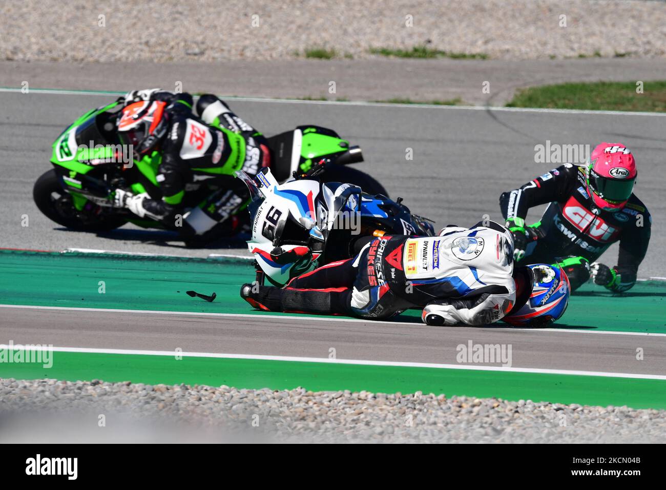 Crash tra Lucas Mahias (44) e Tom Sykes (66) durante il Mondiale Superbike - SBK Hyunday N Catalunya Round FIM Superbike World Championship 2021 - Race2 il 19 settembre 2021 al Circuit de Barcelona-Catalunya di Barcellona, Spagna (Foto di otto Moretti/LiveMedia/NurPhoto) Foto Stock