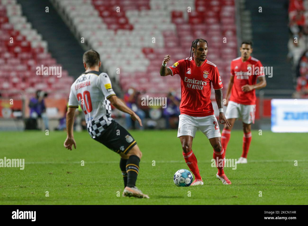 Valentino Lázaro di SL Benfica in azione durante la Liga Portugal Bwin match tra SL Benfica e Boavista FC a Estádio da Luz il 20th settembre 2021 a Lisbona, Portogallo. (Foto di Valter Gouveia/NurPhoto) Foto Stock