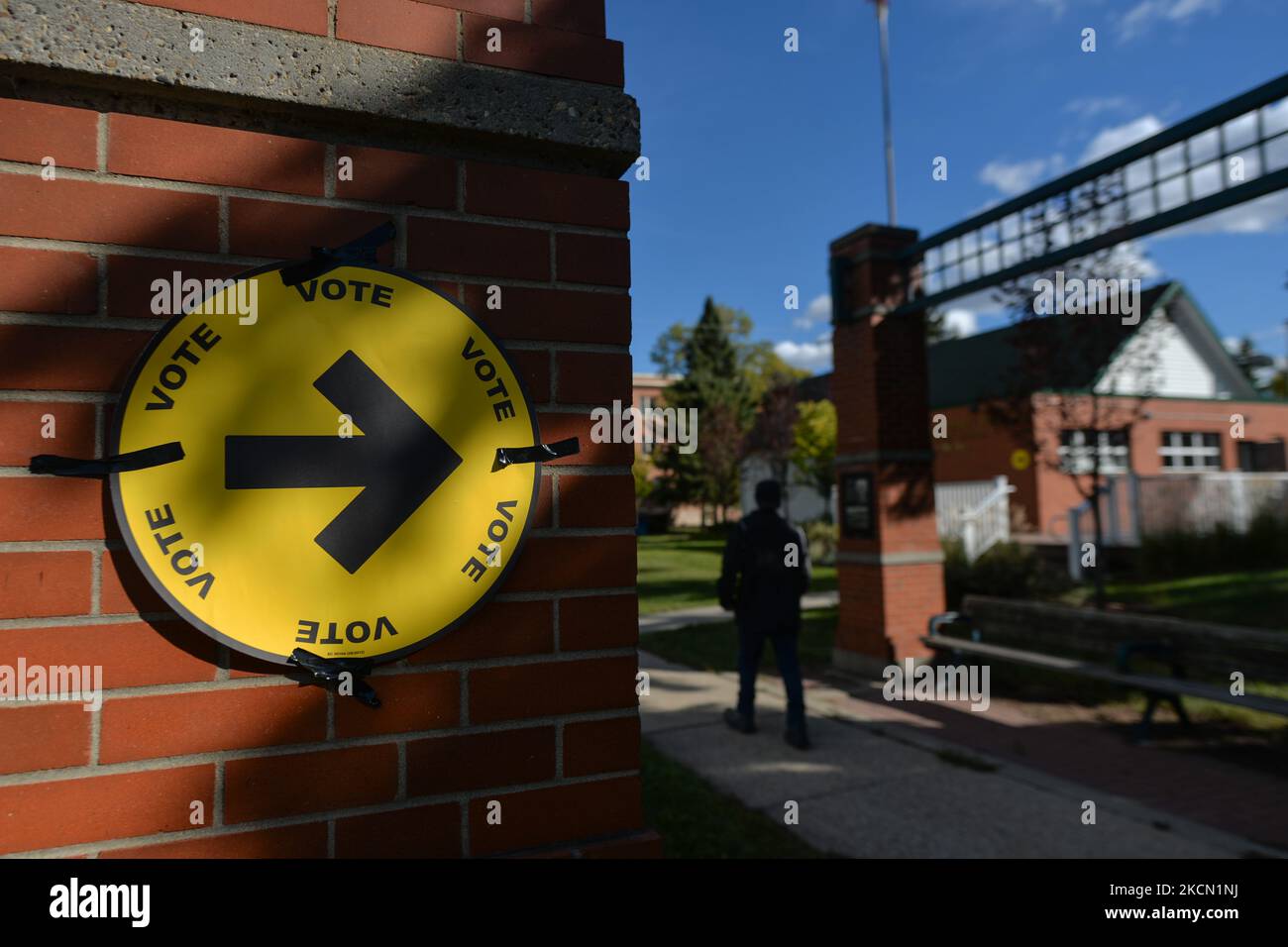 Un segno elettorale Canada visibile accanto a un seggio elettorale nel centro di Edmonton. Lunedì 20 settembre 2021, a Edmonton, Alberta, Canada. (Foto di Artur Widak/NurPhoto) Foto Stock