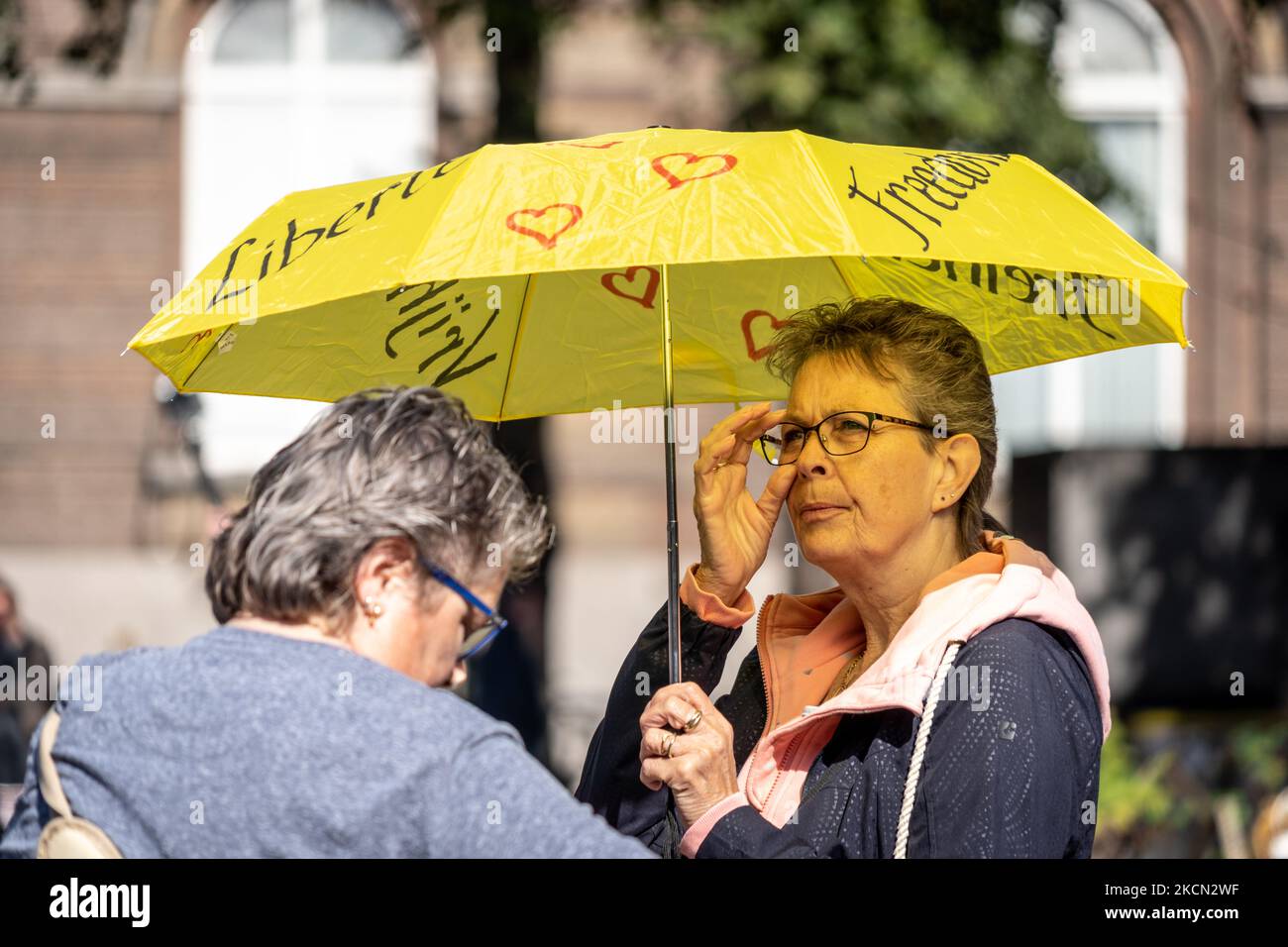 Manifestanti per lo più contro le coronameasure al 'Plein' di l'Aia , il 21 settembre 2021. Nei Paesi Bassi, il giorno del budget è noto come Prinsjesdag o "giorno del Principe", e si svolge il terzo martedì di settembre. In questo giorno, il Re consegna il discorso del Trono, aprendo ufficialmente l'anno parlamentare. Il discorso del Re contiene i principali piani del governo per l’anno a venire. Dal momento che le coronacrisis le cerimonie sono limitate e i dimostranti contro le incoronazioni protestano in luoghi chiave della città dell'Aia. (Foto di Oscar Brak/NurPhoto) Foto Stock