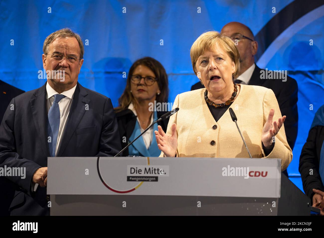 Il cancelliere tedesco Angela Merkel e il cancelliere candidato del partito conservatore dell'Unione Cristiano Democratica (CDU) Armin Laschet partecipano a un rally di campagna a Stralsund, Meclemburgo-Pomerania occidentale, in Germania il 21 settembre 2021, pochi giorni prima delle elezioni generali. (Foto di Emmanuele Contini/NurPhoto) Foto Stock