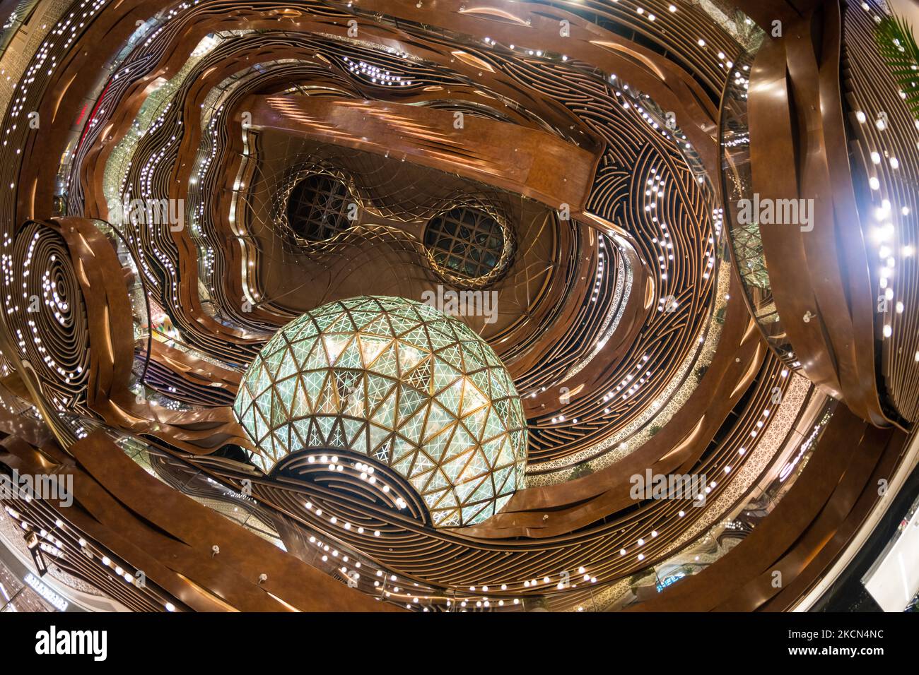 Il soffitto intricato del centro commerciale di musea K11. (Foto di Marc Fernandes/NurPhoto) Foto Stock