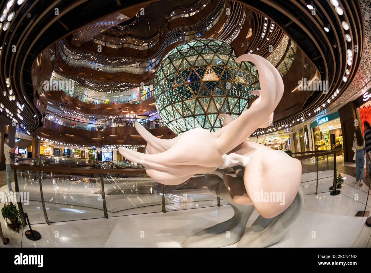 La scultura 'i ballerini III e IV' di Marguerite Humeau mostrata all'interno K11 musea. (Foto di Marc Fernandes/NurPhoto) Foto Stock