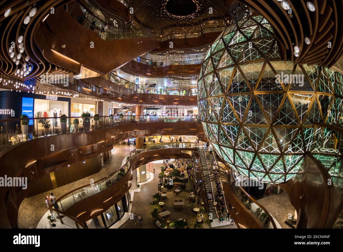 Il globo di vetro nel centro commerciale di musea K11. (Foto di Marc Fernandes/NurPhoto) Foto Stock