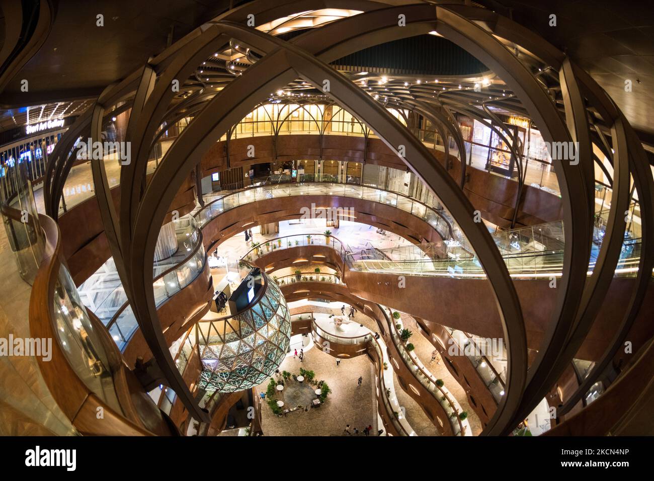 Il centro commerciale K11 musei sala centrale visto dalla parte superiore del centro commerciale. (Foto di Marc Fernandes/NurPhoto) Foto Stock