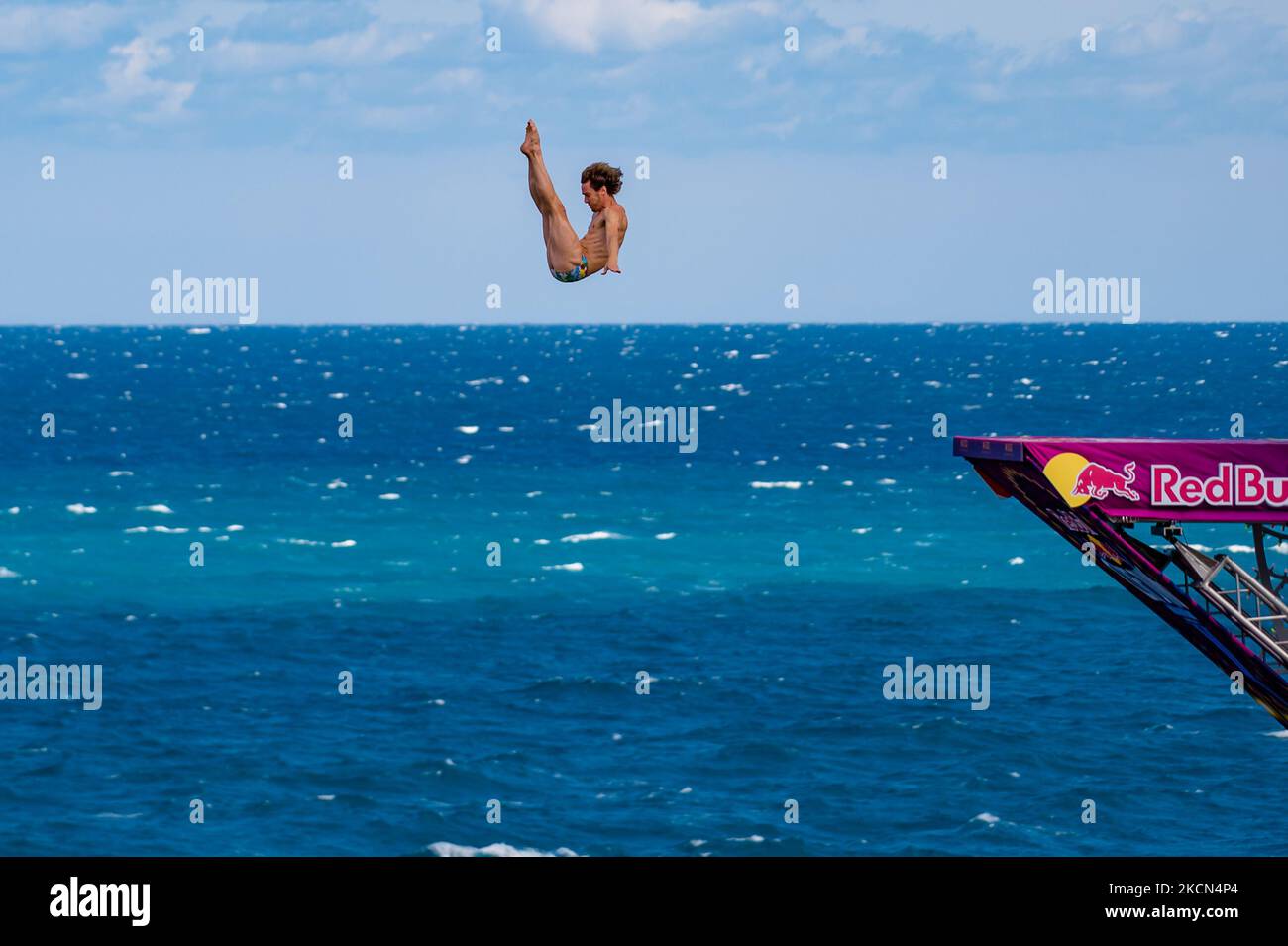 Un subacqueo durante l'immersione a Polignano a Mare durante il Red Bull Cliff Diving 2021 dalla piattaforma lama Monachile il 22 settembre 2021. Red Bull Cliff Diving è arrivato in Puglia, a Polignano a Mare, nel suggestivo scorcio di lama Monachile. Dodici atleti di sesso maschile e dodici di sesso femminile sono saliti da 27 a 21 metri in una spettacolare serie di immersioni competitive. (Foto di Davide Pischettola/NurPhoto) Foto Stock