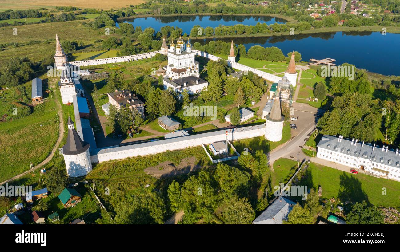 Vista aerea del monastero ortodosso Joseph Volokolamsk lavra o Iosifo-Volotsky vicino a Volokolamsk, Regione di Mosca, Russia Foto Stock