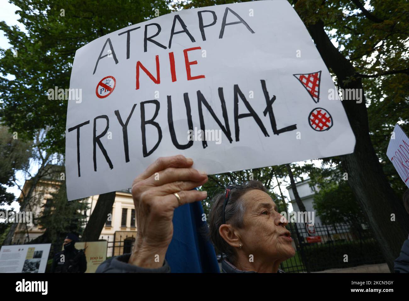 Un manifestante ha un segno davanti al Tribunale costituzionale a Varsavia, Polonia, il 22 settembre 2021. Mercoledì il Tribunale è stato incaricato di pronunciarsi se il diritto comunitario ha il primato della costituzione polacca. La questione riguarda una sentenza della Corte di giustizia dell'Unione europea che chiede alla Polonia di smantellare una camera disciplinare che fa parte della Corte suprema ed è giudicata dall'Unione come uno strumento politico. L’audizione di oggi riprenderà il 30 settembre, prolungando ulteriormente una delle questioni più controverse tra Polonia e UE. (Foto di Str/NurPhoto) Foto Stock