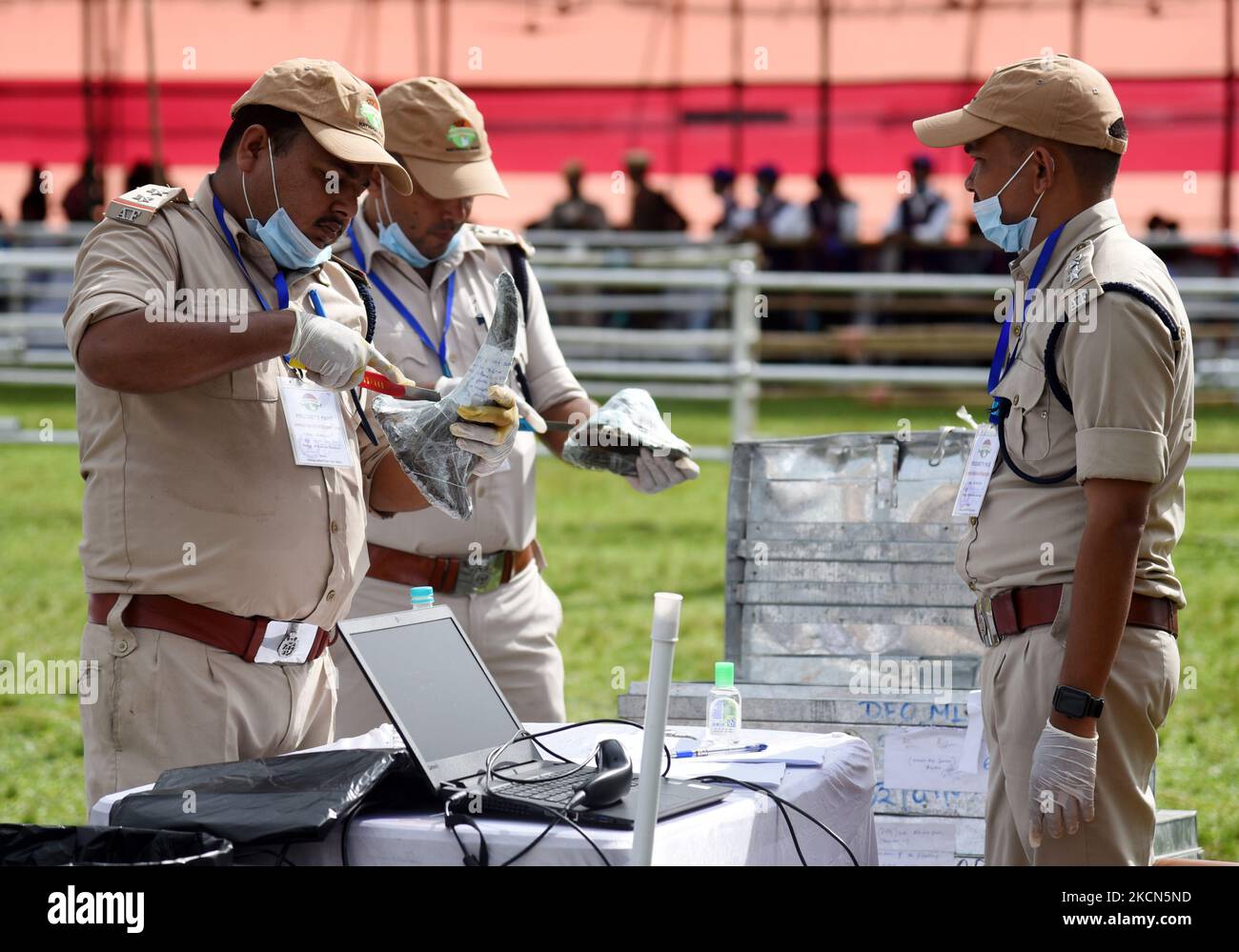 I funzionari del dipartimento della foresta di Assam organizzano corna di rinoceronte prima di bruciare in uno stadio vicino al Parco Nazionale di Kaziranga il 22 settembre 2021, a Bokakhat, Assam, India. Il governo di Assam ha bruciato 2.467 corna principalmente sequestrate dal commercio illegale e immagazzinate nelle tesorerie di tutto lo stato di Assam. La combustione delle corna di rinoceronte ad Assam è stata condotta pubblicamente per segnare una pietra miliare verso la conservazione del rinoceronte. (Foto di David Talukdar/NurPhoto) Foto Stock