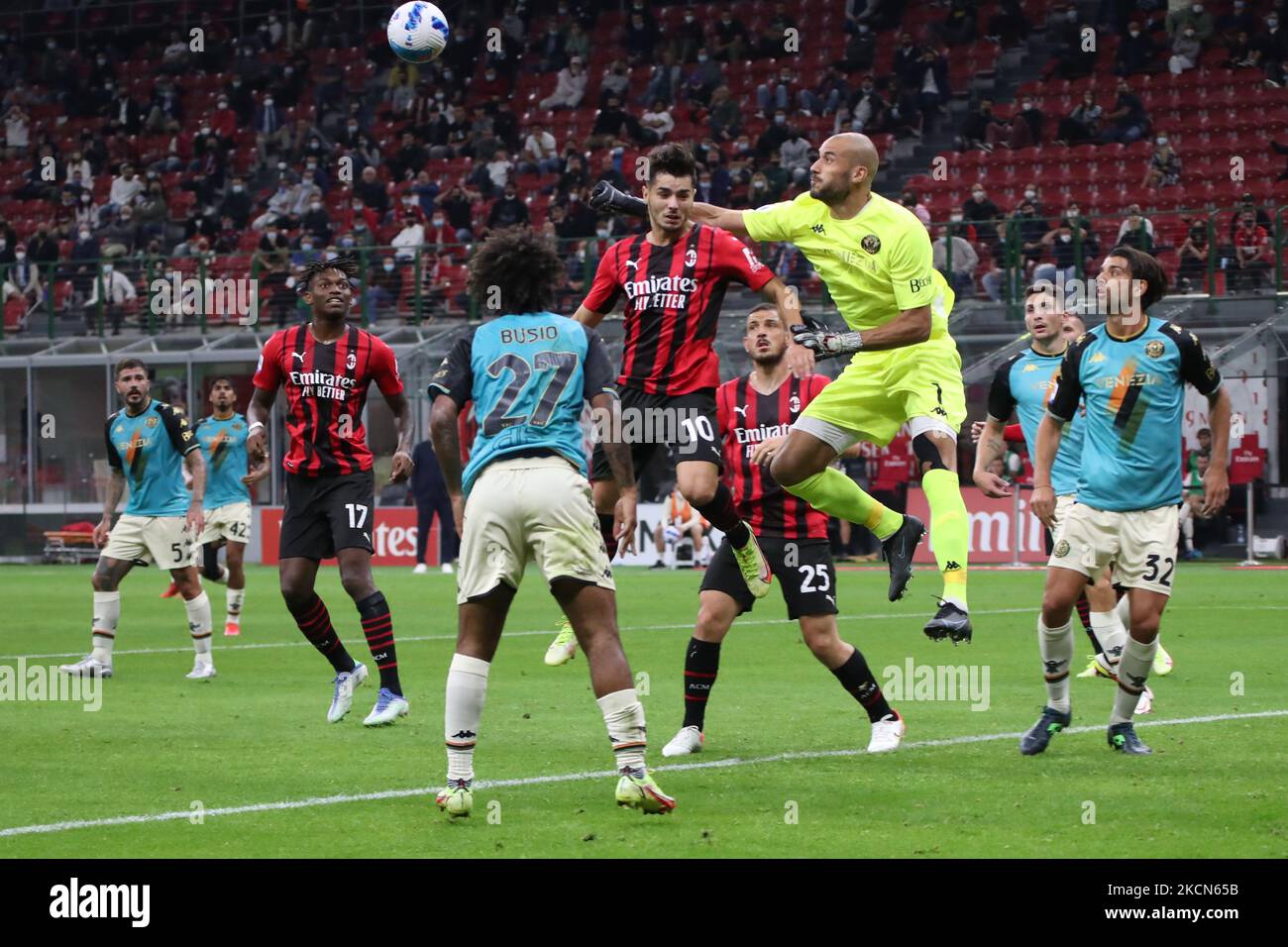 Brahim Diaz di AC Milan gareggia la palla durante la serie Un match tra AC Milan e Venezia FC allo Stadio Giuseppe Meazza di Milano, il 22 2021 settembre (Foto di Mairo Cinquetti/NurPhoto) Foto Stock