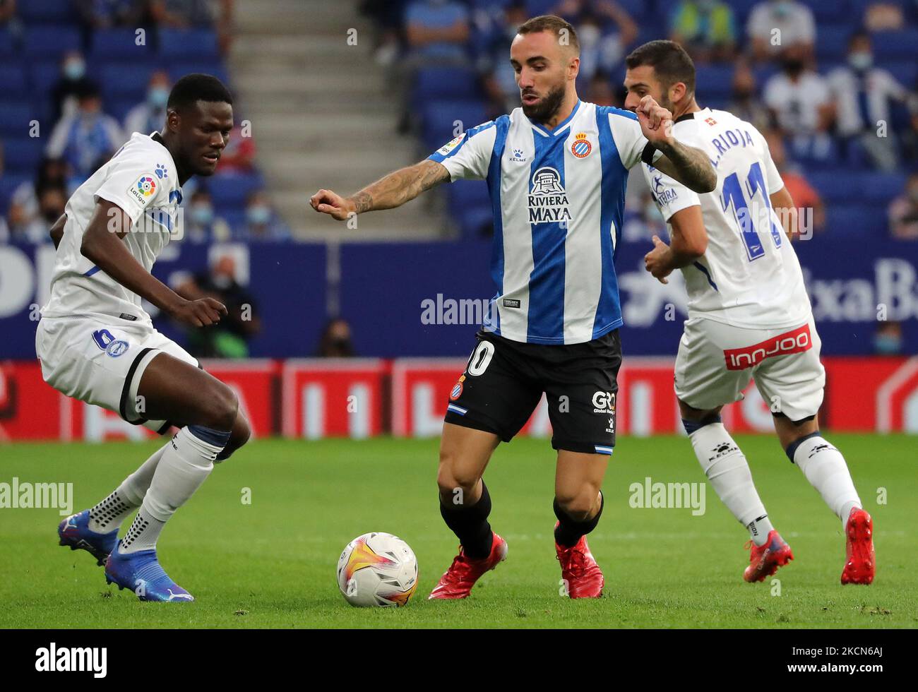 Sergi Darder e Mamadou Loum durante la partita tra RCD Espanyol e Deportivo Alaves, corrispondente alla settimana 6 della Liga Santander, suonata allo stadio RCDE, il 22th settembre 2021, a Barcellona, Spagna. -- (Foto di Urbanandsport/NurPhoto) Foto Stock