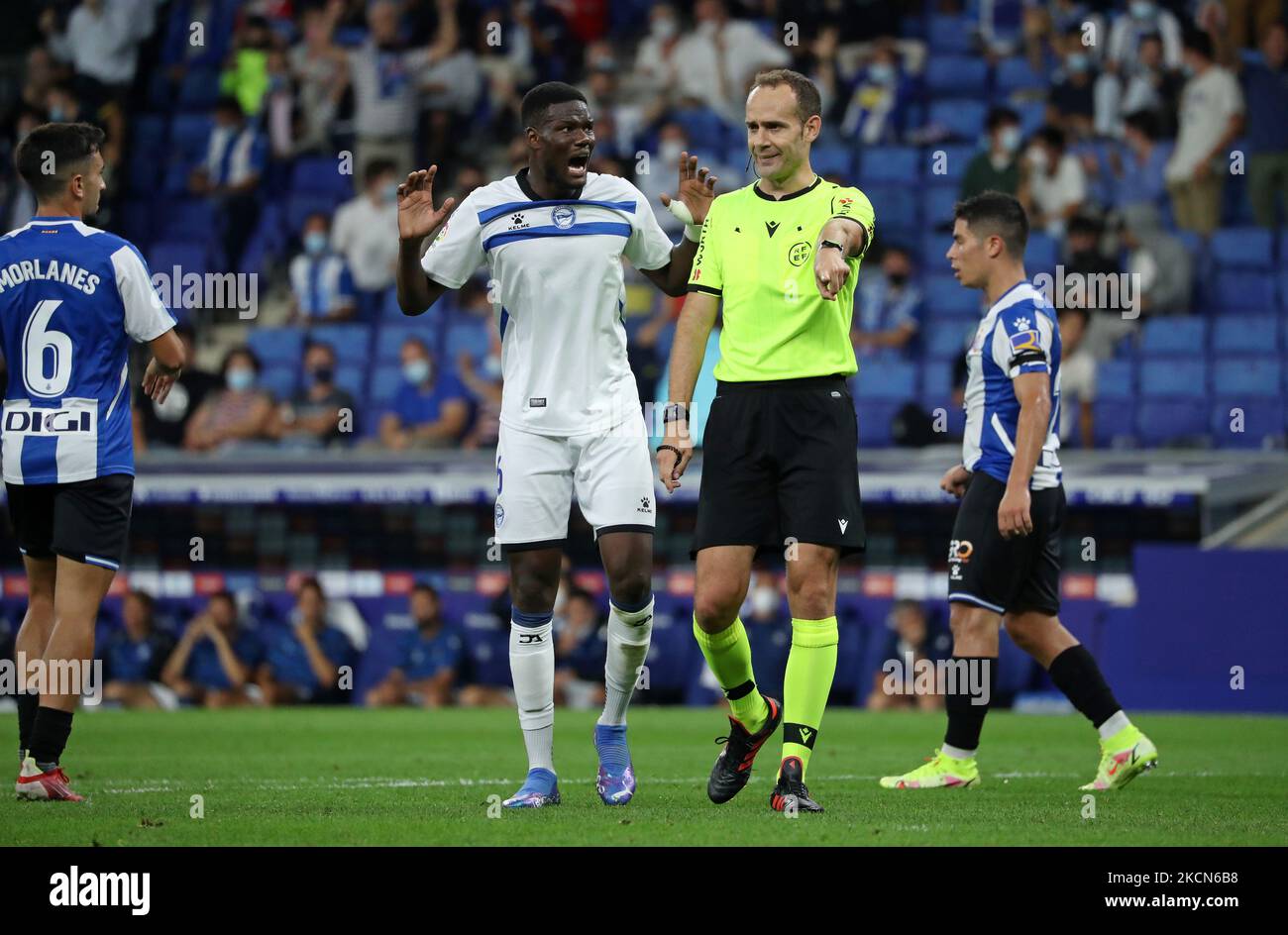 L'arbitro Mario Melero Lopez segnala una penalità durante la partita tra RCD Espanyol e Deportivo Alaves, corrispondente alla settimana 6 della Liga Santander, disputata allo stadio RCDE, il 22th settembre 2021, a Barcellona, Spagna. -- (Foto di Urbanandsport/NurPhoto) Foto Stock