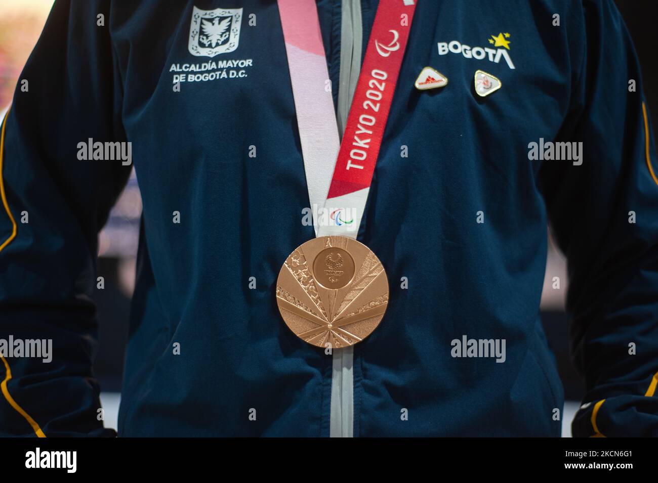 Diego Dueñas, medaglia di bronzo del Paracycling si pone per una foto con la sua medaglia durante un evento di benvenuto agli atleti paralimpici colombiani che hanno partecipato alle Paralimpiche di Tokyo 2020+1, a Bogotà, Colombia, il 21 settembre 2021. (Foto di Sebastian Barros/NurPhoto) Foto Stock