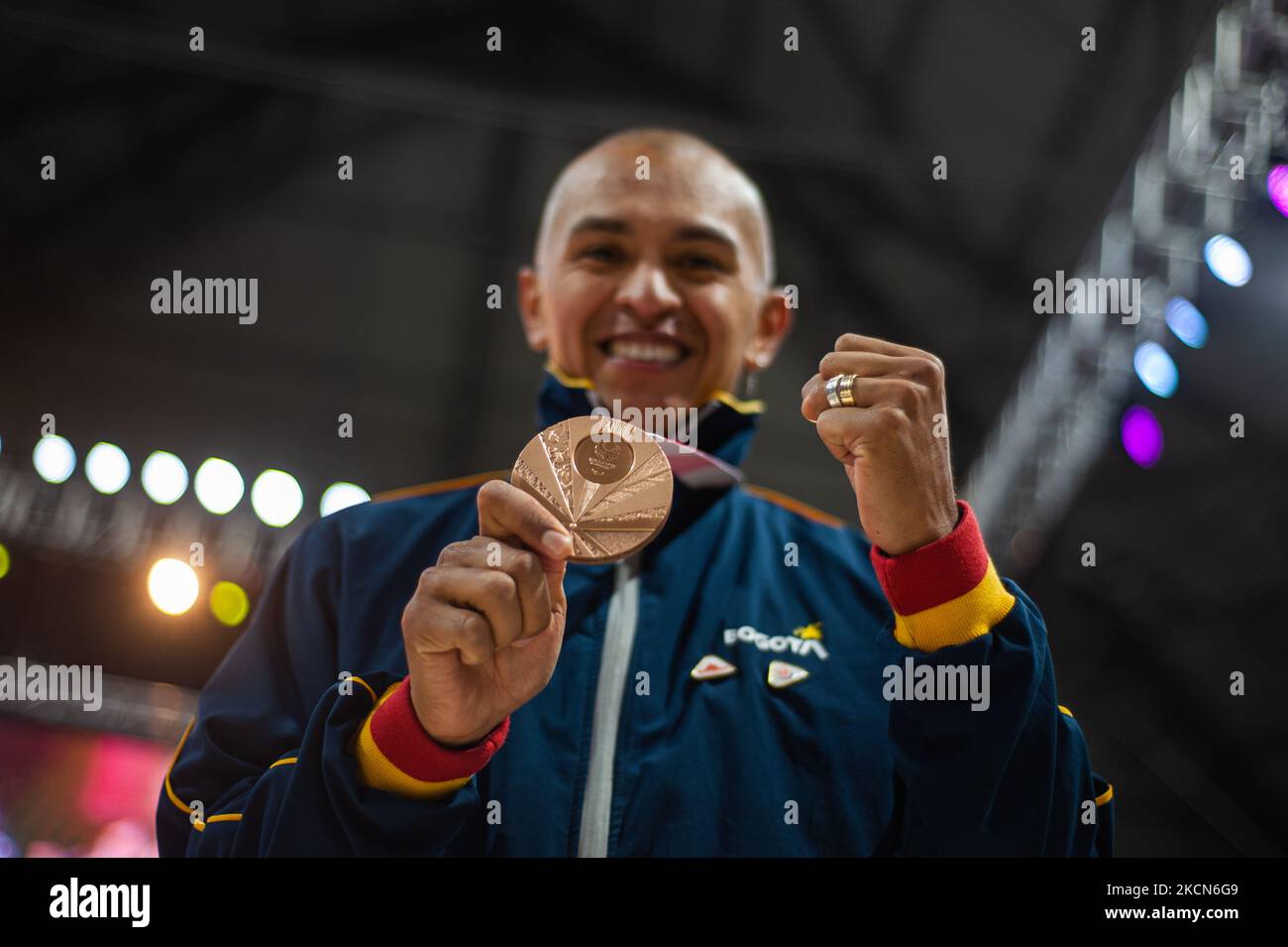 Diego Dueñas, medaglia di bronzo del Paracycling si pone per una foto con la sua medaglia durante un evento di benvenuto agli atleti paralimpici colombiani che hanno partecipato alle Paralimpiche di Tokyo 2020+1, a Bogotà, Colombia, il 21 settembre 2021. (Foto di Sebastian Barros/NurPhoto) Foto Stock