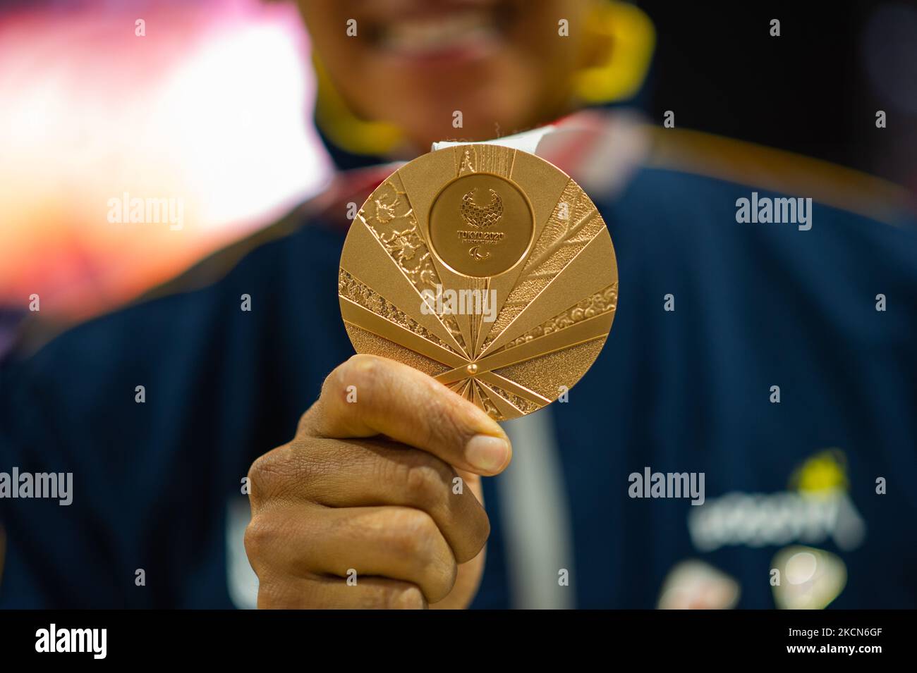 Diego Dueñas, medaglia di bronzo del Paracycling si pone per una foto con la sua medaglia durante un evento di benvenuto agli atleti paralimpici colombiani che hanno partecipato alle Paralimpiche di Tokyo 2020+1, a Bogotà, Colombia, il 21 settembre 2021. (Foto di Sebastian Barros/NurPhoto) Foto Stock