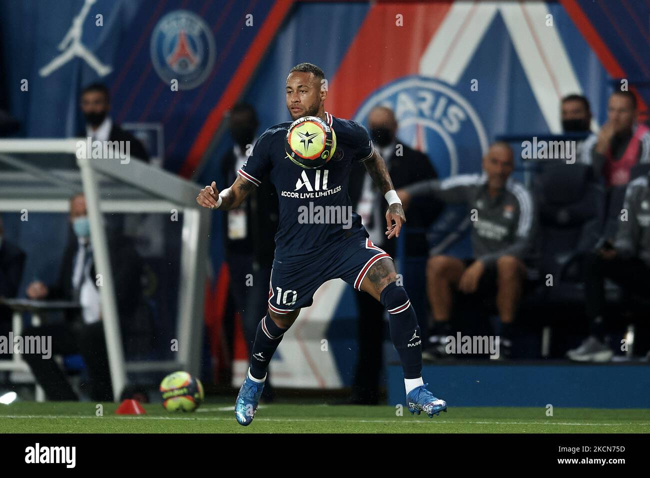 Neymar di PSG controlla la palla durante la partita Ligue 1 Uber mangia tra Parigi Saint Germain e Lione al Parc des Princes il 19 settembre 2021 a Parigi, Francia. (Foto di Jose Breton/Pics Action/NurPhoto) Foto Stock