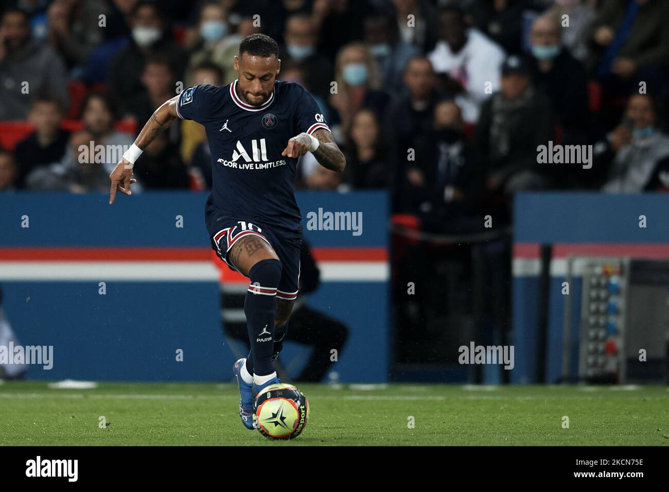 Neymar di PSG controlla la palla durante la partita Ligue 1 Uber mangia tra Parigi Saint Germain e Lione al Parc des Princes il 19 settembre 2021 a Parigi, Francia. (Foto di Jose Breton/Pics Action/NurPhoto) Foto Stock