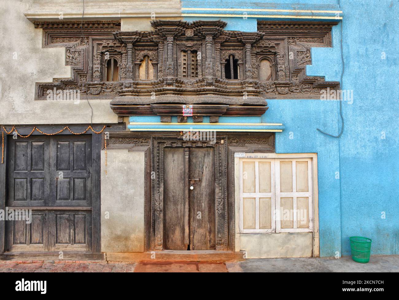 Ornato antico legno diviso tra due case nel villaggio di Kirtipur in Nepal. Questa era un'unica casa, ma era divisa da due faudenti fratelli che separavano la casa in due case. (Foto di Creative Touch Imaging Ltd./NurPhoto) Foto Stock