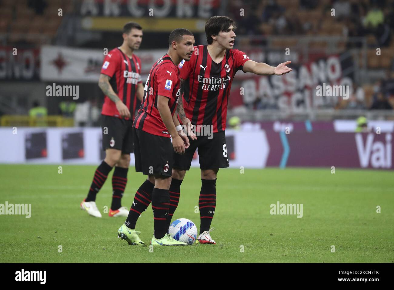 Ismael Bennacer (L) dell'AC Milan e Sandro tonali (R) gesta durante la Serie Un incontro tra AC Milan e Venezia FC allo Stadio Giuseppe Meazza il 22 settembre 2021 a Milano. (Foto di Giuseppe Cottini/NurPhoto) Foto Stock