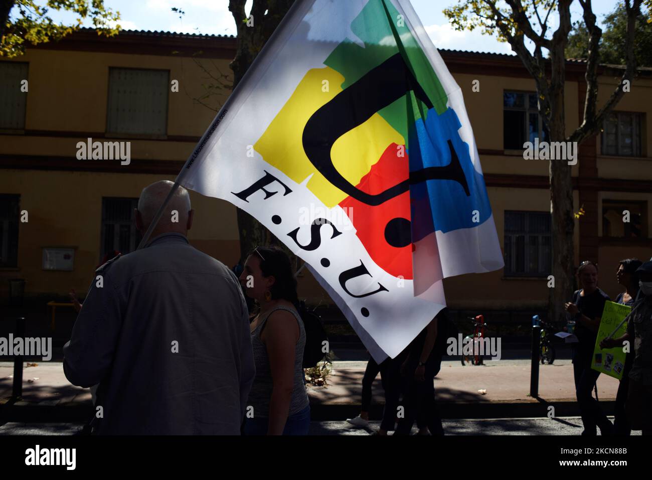 Bandiera dell'Unione FSU. Gli insegnanti in sciopero hanno protestato a Tolosa come altre città in Francia contro la mancanza di mezzi, le aule con troppi alunni (fino a 41), un aumento dei salari e più persone per prendersi cura di bambini con handicap o gravi difficoltà. Il governo di Macron ha annunciato un aumento per il 2022 per raggiungere i salari degli insegnanti nell'Unione europea. Ma il governo dice che ora si è trattato di un errore e che l'aumento è previsto per il 2024. Quattro sindacati insegnanti, CGT, SUD, FSU e FO hanno chiesto lo sciopero. I dirigenti giovanili si sono Uniti agli insegnanti perché hanno detto di avere gli stessi problemi. Loro Foto Stock