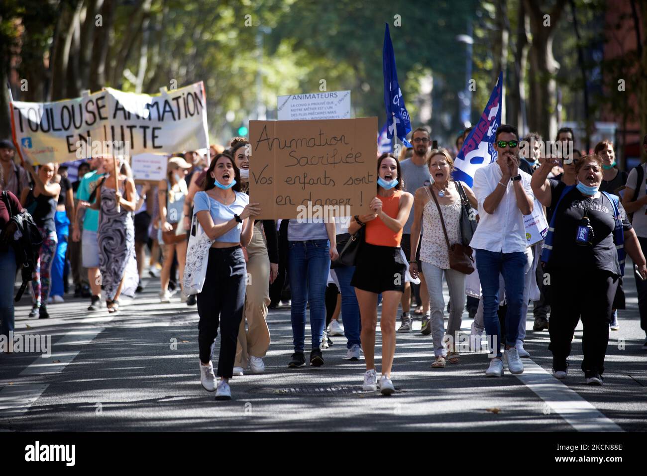 Gli insegnanti in sciopero hanno protestato a Tolosa come altre città in Francia contro la mancanza di mezzi, le aule con troppi alunni (fino a 41), un aumento dei salari e più persone per prendersi cura di bambini con handicap o gravi difficoltà. Il governo di Macron ha annunciato un aumento per il 2022 per raggiungere i salari degli insegnanti nell'Unione europea. Ma il governo dice che ora si è trattato di un errore e che l'aumento è previsto per il 2024. Quattro sindacati insegnanti, CGT, SUD, FSU e FO hanno chiesto lo sciopero. I dirigenti giovanili si sono Uniti agli insegnanti perché hanno detto di avere gli stessi problemi. Essi richiedono un pla pluriennale Foto Stock