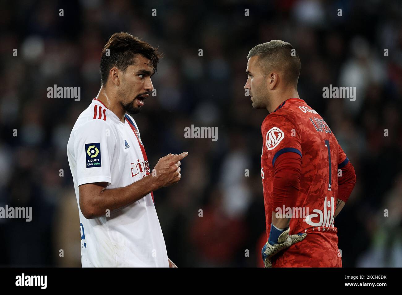 Lucas Paqueta e Anthony Lopes dell'Olympique Lyonnais parlano durante la partita di Ligue 1 Uber mangia tra Parigi Saint Germain e Lione al Parc des Princes il 19 settembre 2021 a Parigi, Francia. (Foto di Jose Breton/Pics Action/NurPhoto) Foto Stock