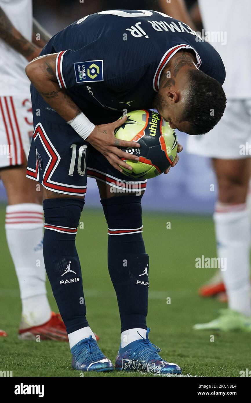 Neymar di PSG bacia la palla durante la partita Ligue 1 Uber mangia tra Parigi Saint Germain e Lione al Parc des Princes il 19 settembre 2021 a Parigi, Francia. (Foto di Jose Breton/Pics Action/NurPhoto) Foto Stock