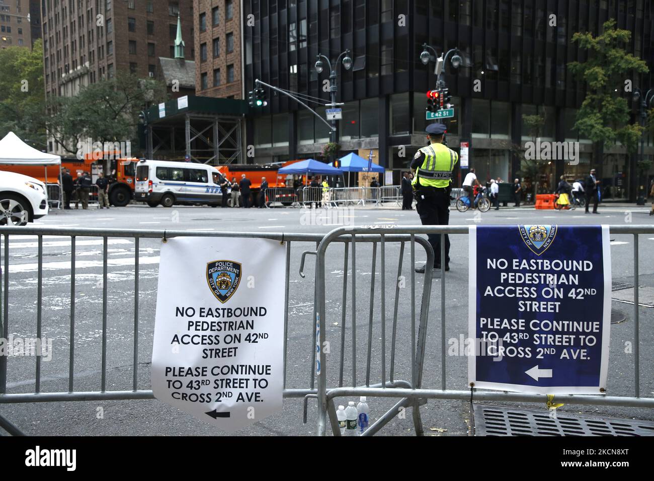Atmosfera vicino alle Nazioni Unite durante la 76 Assemblea Generale del 23,2021 settembre a New York City, USA. L'Assemblea generale delle Nazioni Unite (UNGA) è la principale entità politica dell'Organizzazione e costituisce un forum di discussione per tutte le questioni internazionali contemplate dalla carta delle Nazioni Unite. Ciascuno dei 193 Stati membri delle Nazioni Unite ha un voto uguale. (Foto di John Lamparski/NurPhoto) Foto Stock