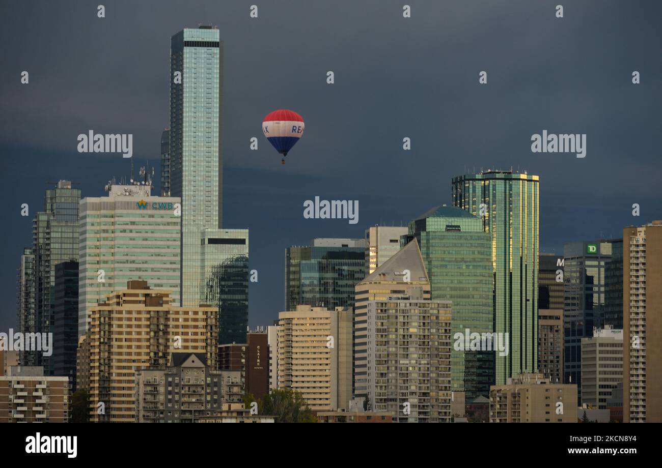 Una MONGOLFIERA RE/MAX vista sul centro di Edmonton, Alberta. Mercoledì 22 settembre 2021, a Edmonton, Alberta, Canada. (Foto di Artur Widak/NurPhoto) Foto Stock