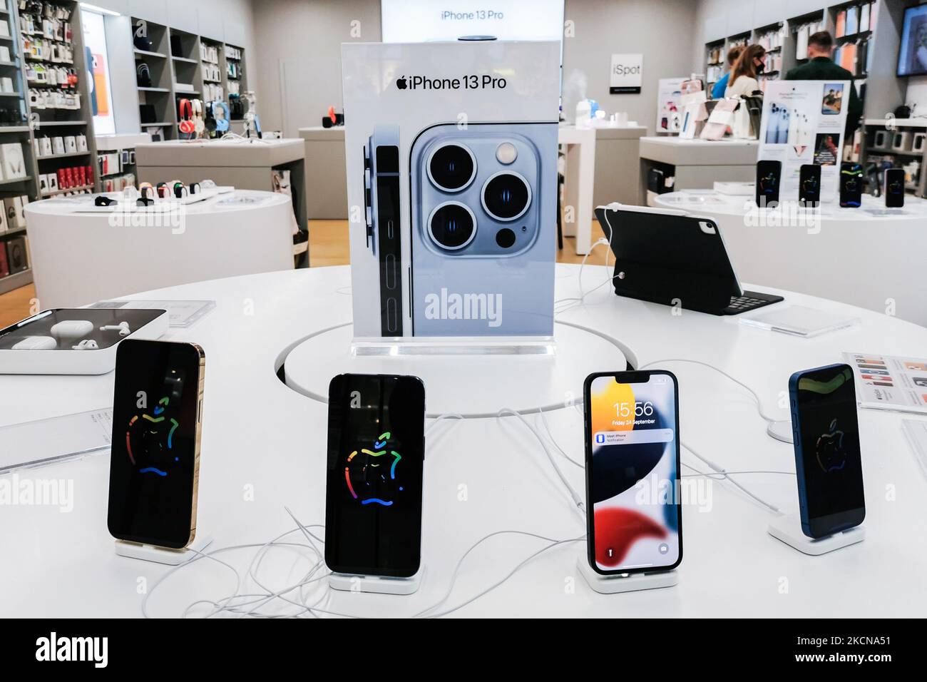 Gli iPhone 13 Pro vengono visualizzati presso il negozio iSpot all'interno del centro commerciale Bonarka di Cracovia, Polonia, il 24th settembre 2021. Il lancio globale di iPhone 13 si è svolto oggi insieme a iPhone 13 Mini, iPhone 13 Pro e iPhone 13 Pro Max. (Foto di Beata Zawrzel/NurPhoto) Foto Stock