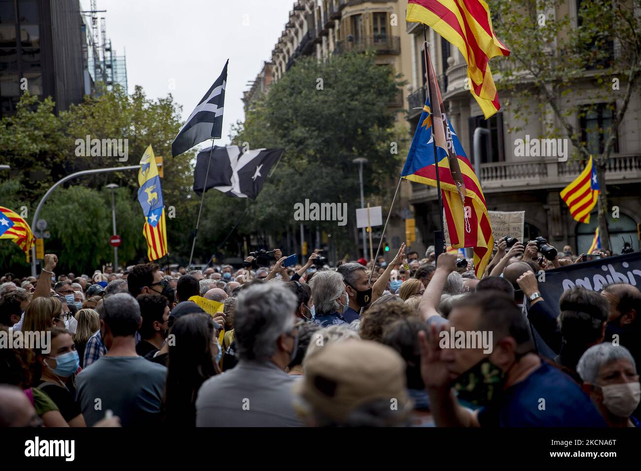 Centinaia di attivisti catalani a favore dell'indipendenza si riuniscono davanti al Consolato generale italiano di Barcellona, condotto dalla polizia, in risposta all'arresto del presidente in esilio e dell'europarlamentare catalano Carles Puigdemont sull'isola di Sardegna, Italia. Il 24 settembre 2021, a Barcellona, Catalogna, Spagna. (Foto di Albert Llop/NurPhoto) Foto Stock