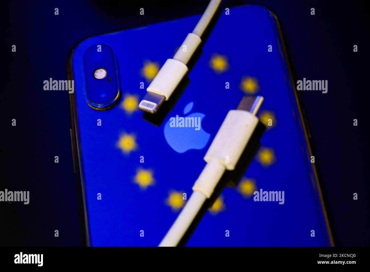 Fulmini e cavi USB-C sono visti con la bandiera dell'Unione europea riflessa su Apple iPhone in questa foto di illustrazione scattata a Cracovia, Polonia il 25 settembre 2021. (Foto di Jakub Porzycki/NurPhoto) Foto Stock