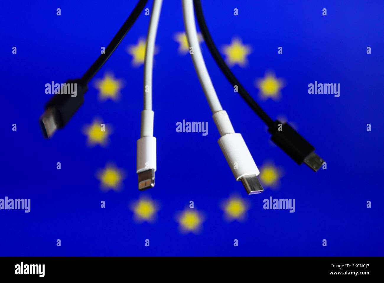 I cavi USB sono visibili con la bandiera dell'Unione europea visualizzata sullo sfondo in questa foto scattata a Cracovia, Polonia, il 25 settembre 2021. (Foto di Jakub Porzycki/NurPhoto) Foto Stock